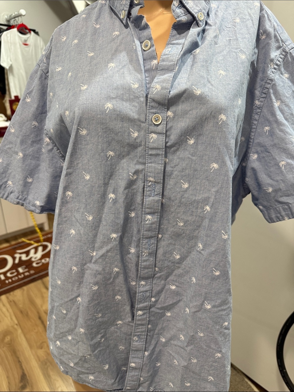 Men's Light Blue Short-Sleeve Button-Down Shirt with Palm Embroidery